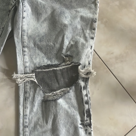 NWT Alice and Olivia jeans size 32.  Black and white acid wash with ripped knees - Picture 3 of 4